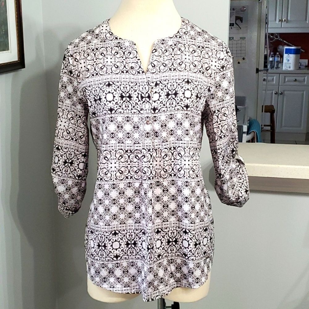 IVANKA TRUMP, Blouse. Gray,  black‎ and white.  SP. 3 Silver buttons. Oversized